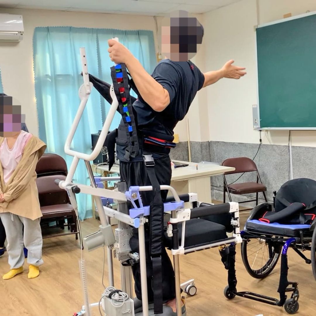 起身站立照護機-6
